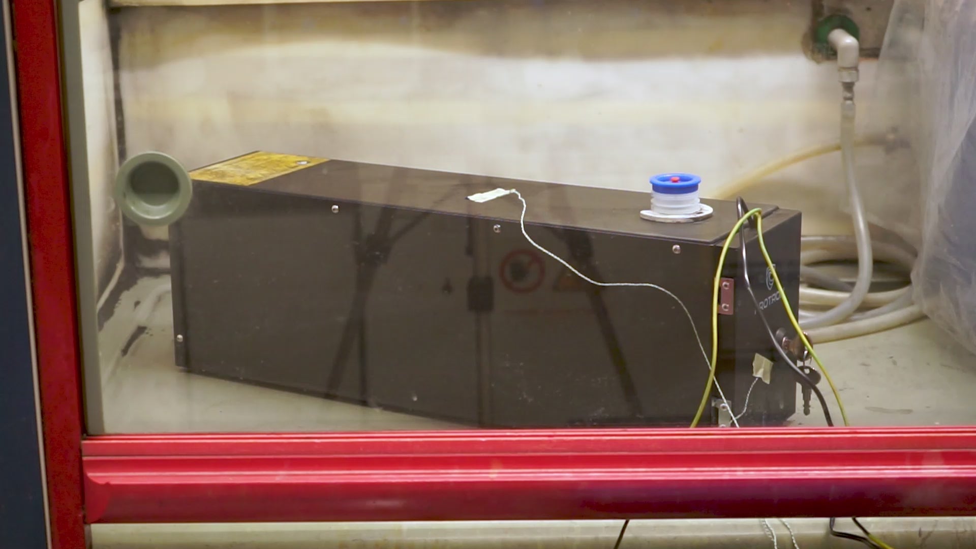 Labortest des Protron SBS mit einer 540-Wh-Lithium-Ionen-Batterie. Das System löst automatisch aus, während nur wenig Rauch austritt.